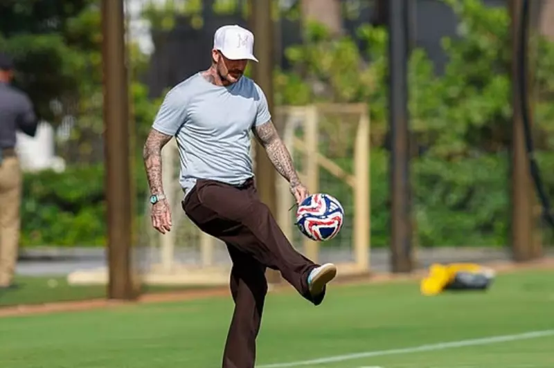 بيكهام يدعم إنتر ميامي قبل مواجهة الأهلي: مهارات كرة القدم وضحكات مع ماسكيرانو