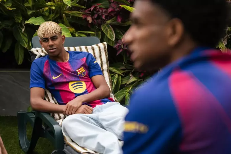 بأسلوب يجمع بين التراث والابتكار: برشلونة يكشف النقاب عن تصميم قميصه لموسم 2025-2026 (صور)