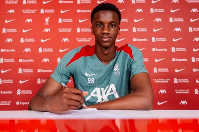 ليفربول يعلن رسميًا عن تمديد عقد نجم فريق الشباب للموسم المقبل