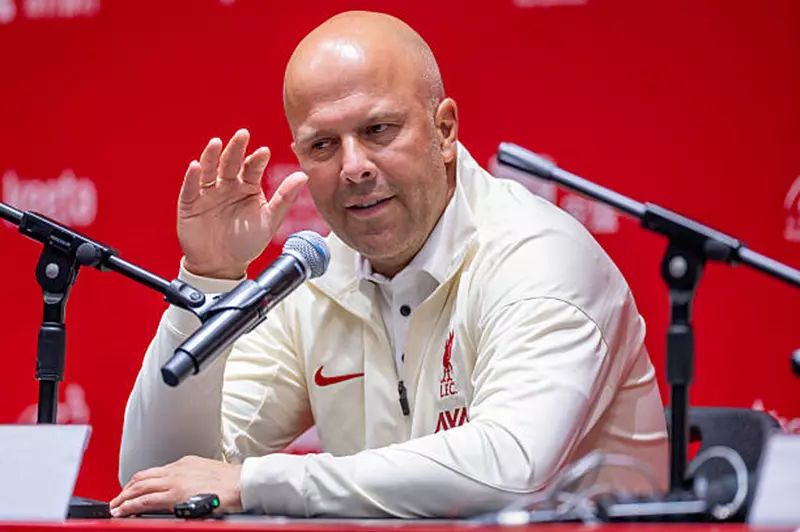 سلوت يوضح أسباب غياب جرافينبرخ في مباراة كريستال بالاس